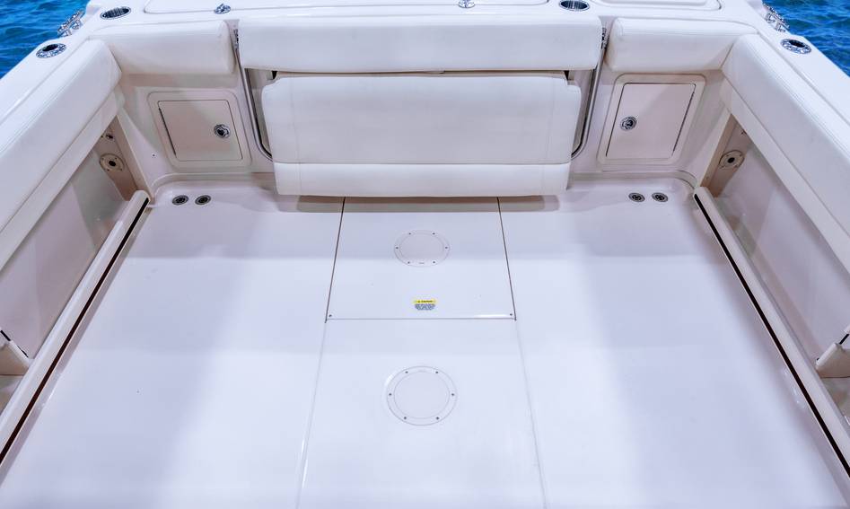 Grady-White Gulfstream 232 , Deck Area