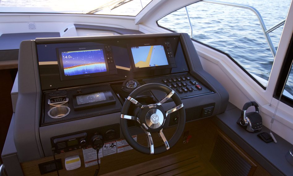 Cruisers 42 Cantius, Helm Station