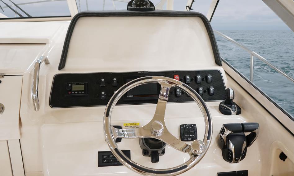 Grady-White Marlin 300, Helm Station