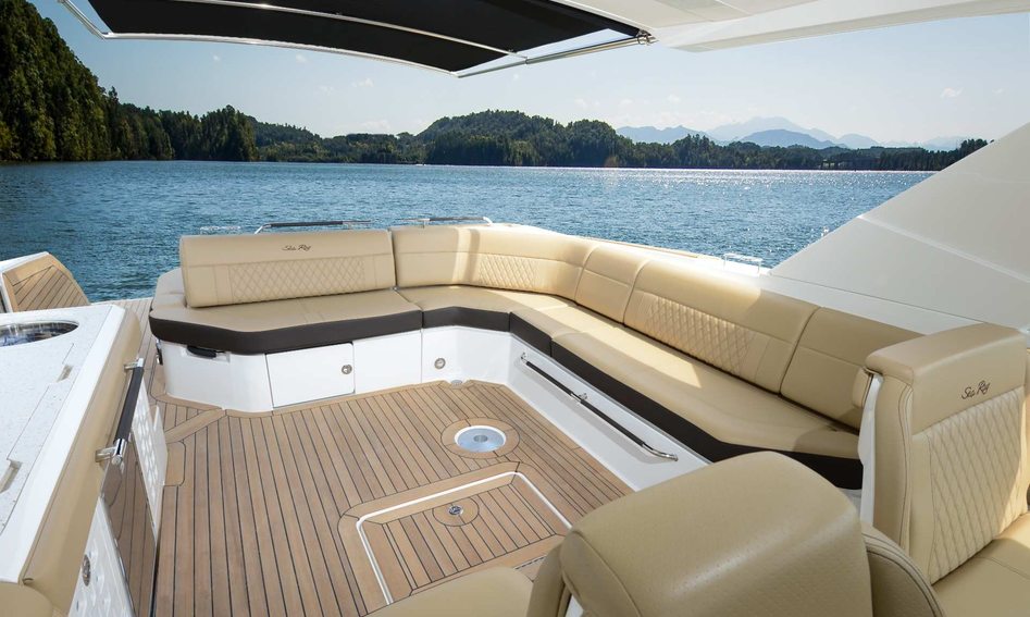 Sea Ray SLX 400, Deck Area