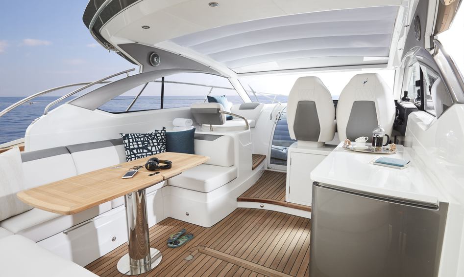 Princess V40 Mk2, Deck Area