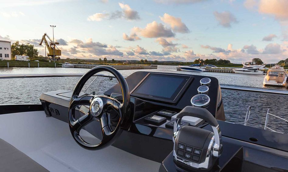 Galeon 300 Fly, Helm Station