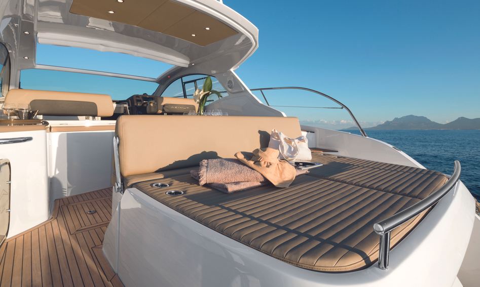 Azimut Atlantis 43, Deck Area