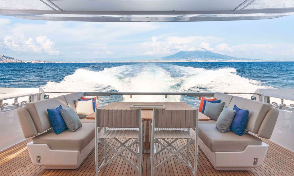 Ferretti Yachts 860, Deck Area