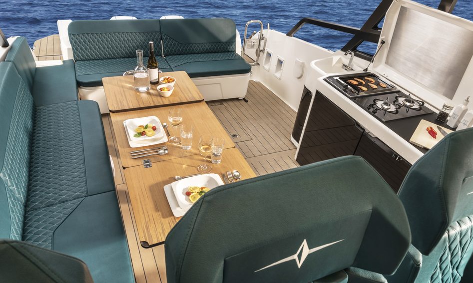 Bavaria Vida 33 HT, Deck Area