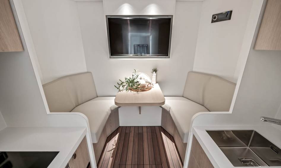 Zeelander 8 , Interior