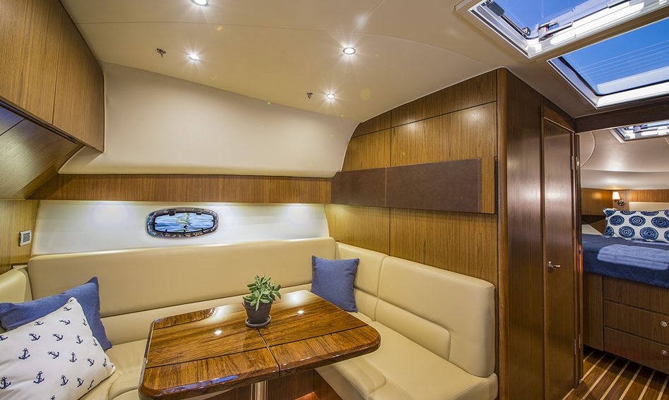 Tiara 43 Open, Interior