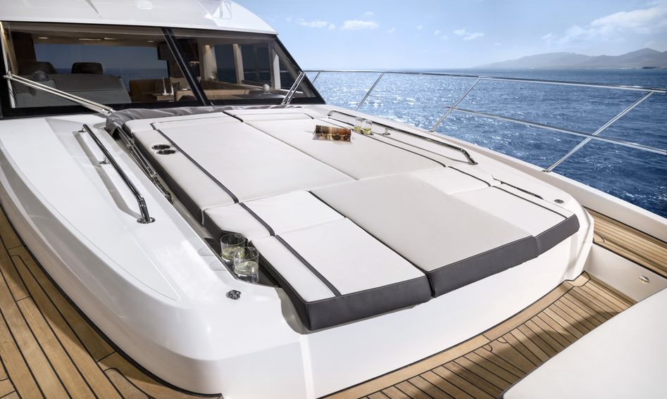 Bavaria R55, Deck Area