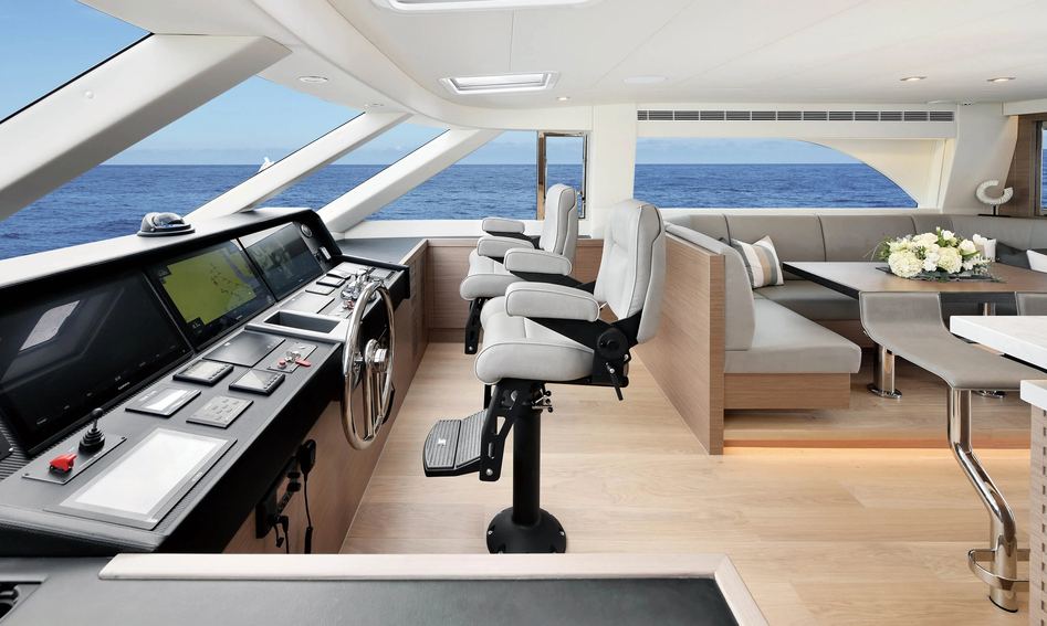 Horizon E81 Skylounge, Helm Station