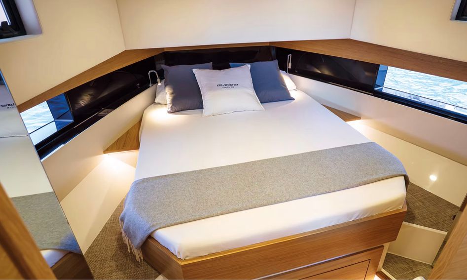 De Antonio D42 Open , Accommodation