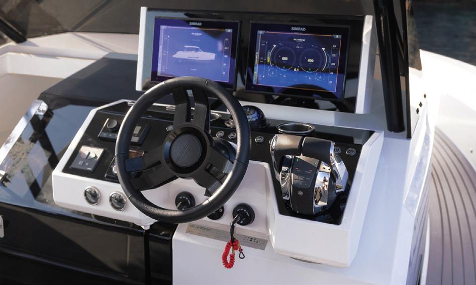 De Antonio D36 Open, Helm Station