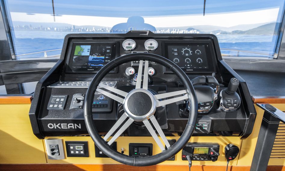 Okean 50 Fly, Helm Station