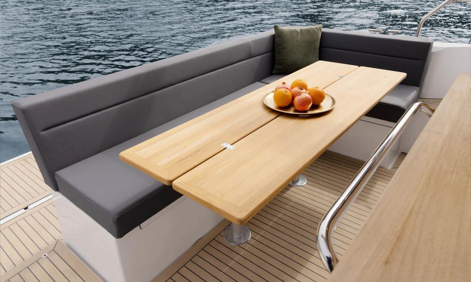 Sealine C335, Deck Area