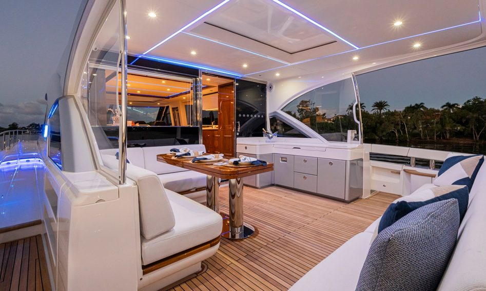 Riviera 6800 Sport Yacht Platinum Edition, Deck Area