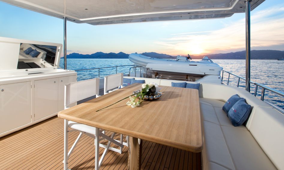 Apreamare Maestro 82, Fly Deck/Sportdeck