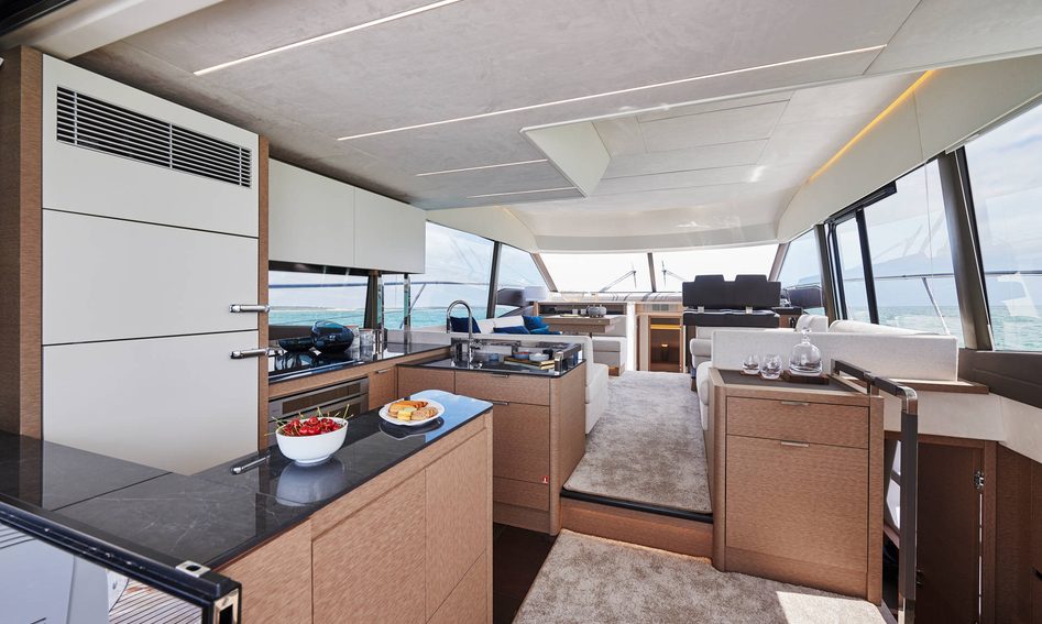 Prestige 590, Interior