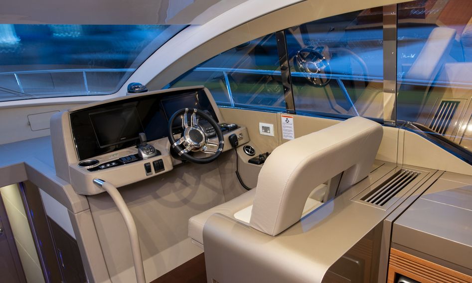 Schaefer Yachts Schaefer 510 GT , Helm Station