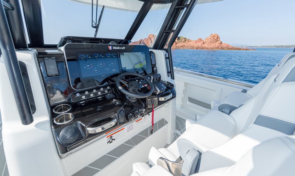 Wellcraft 38 T-Top, Helm Station