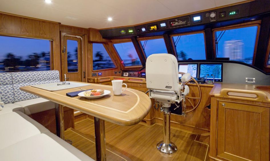 Outer Reef 650 Motoryacht Mk2, Helm Station