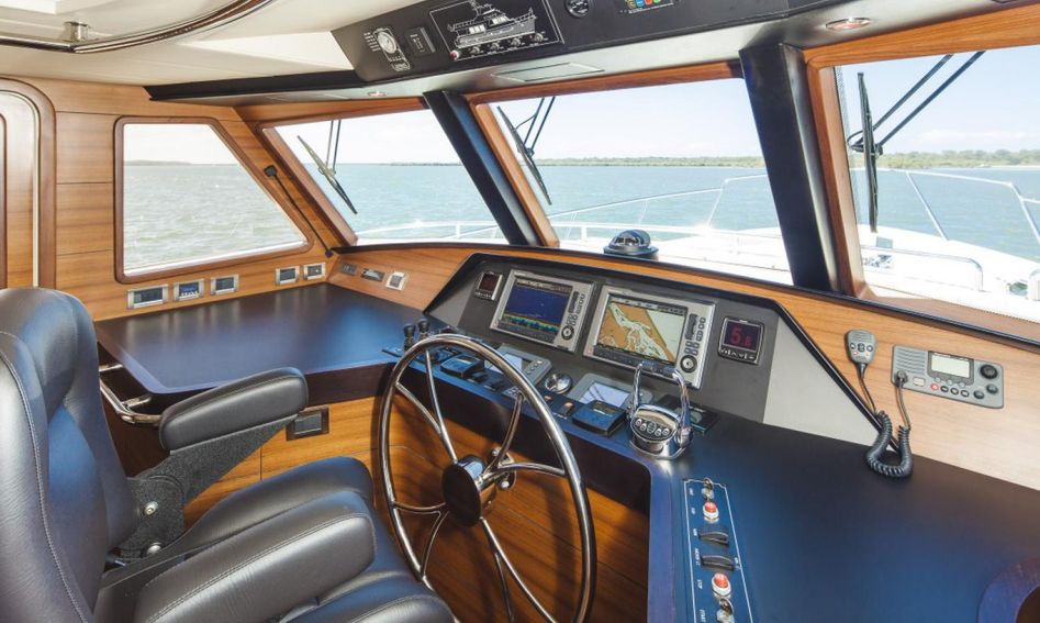 Outer Reef 630 Motoryacht, Helm Station