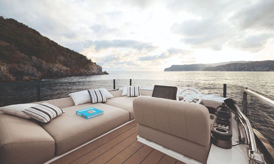 Azimut Seadeck 6 Sundeck, Helm Station