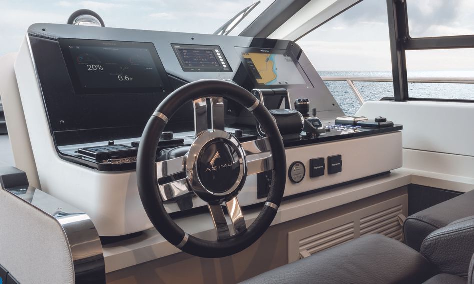 Azimut 55 Mk3, Helm Station