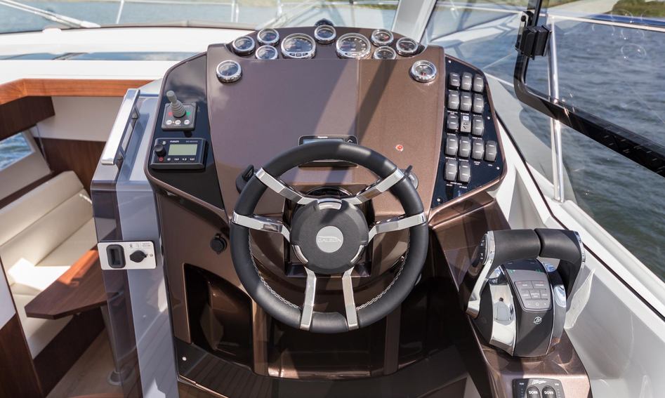 Galeon 335 HTS, Helm Station