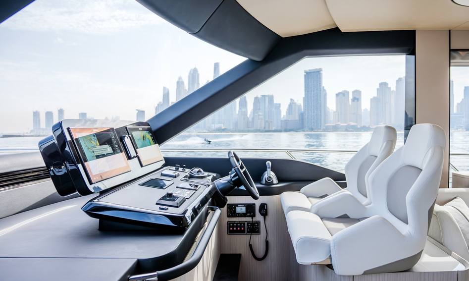 Gulf Craft Majesty 65 , Helm Station