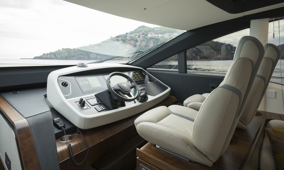 Fairline Phantom 65, Helm Station