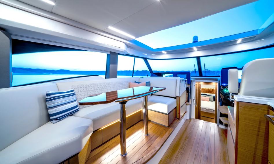 Tiara 48LE , Interior