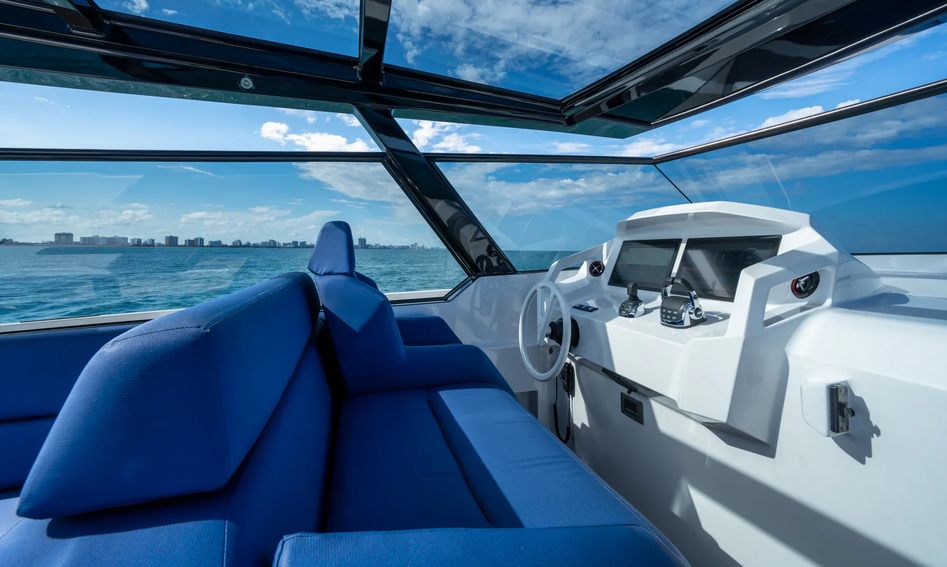 Vanquish VQ58 T-Top, Helm Station