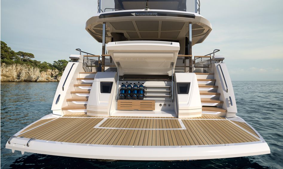 Sunseeker 88 Yacht Mk2, Deck Area