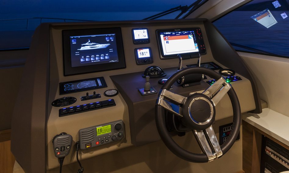 Numarine 70 Flybridge, Helm Station