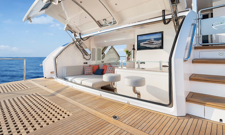 Horizon FD100 Tri-deck, Beach Club