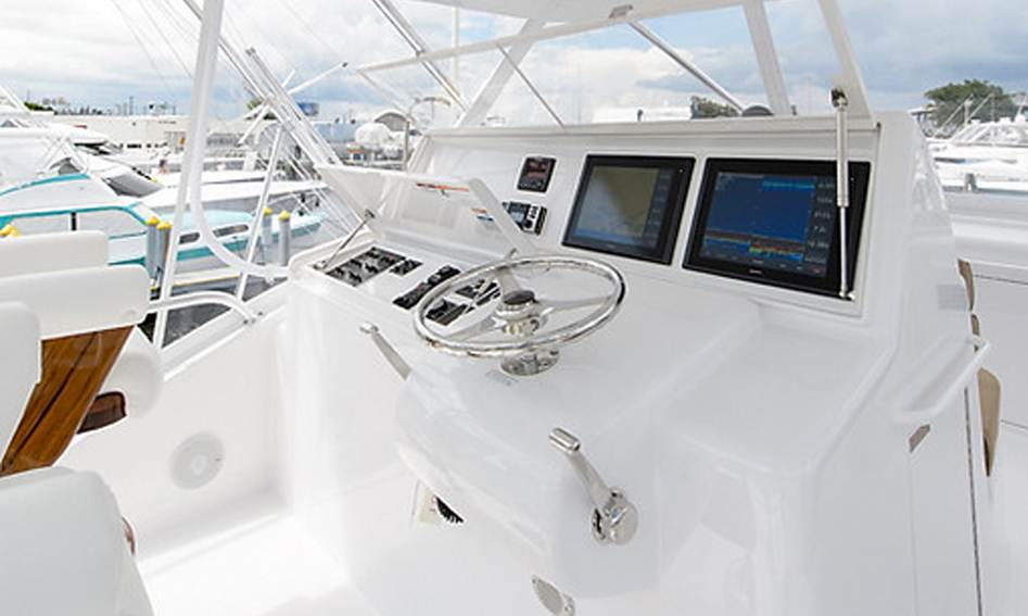 Hatteras GT54, Helm Station