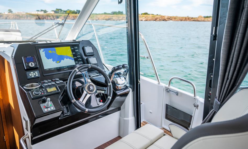 Beneteau Yachts Antares 11 , Helm Station