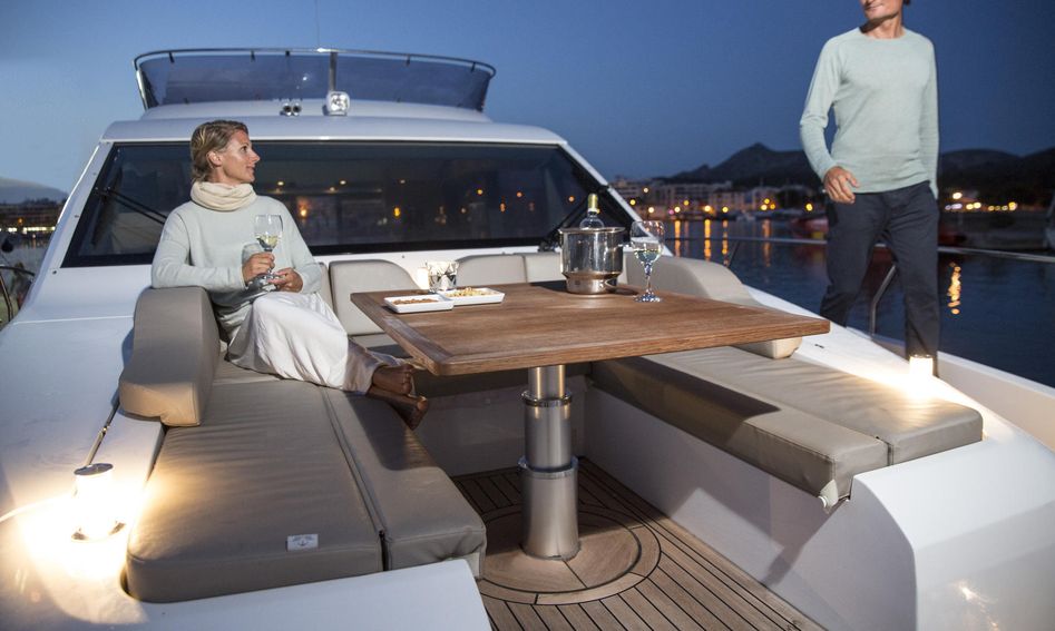 Sealine F530, Deck Area