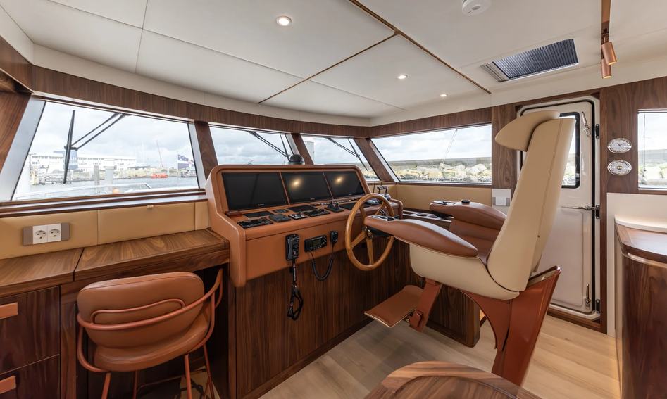 Steeler Ocean Explorer 67 , Helm Station