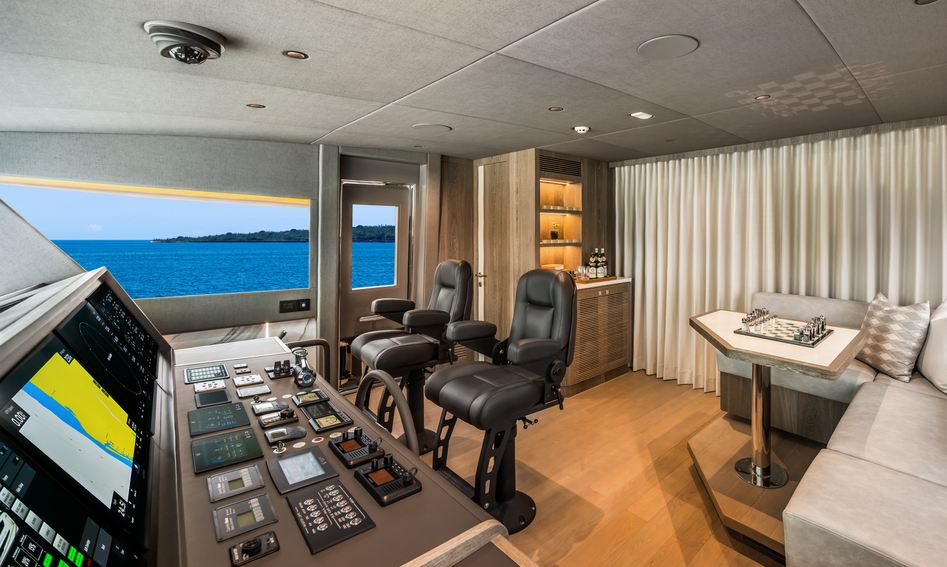 Horizon FD90 Skyline, Helm Station