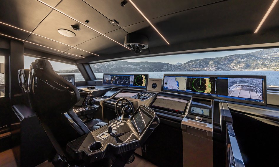 Pershing GTX116, Helm Station