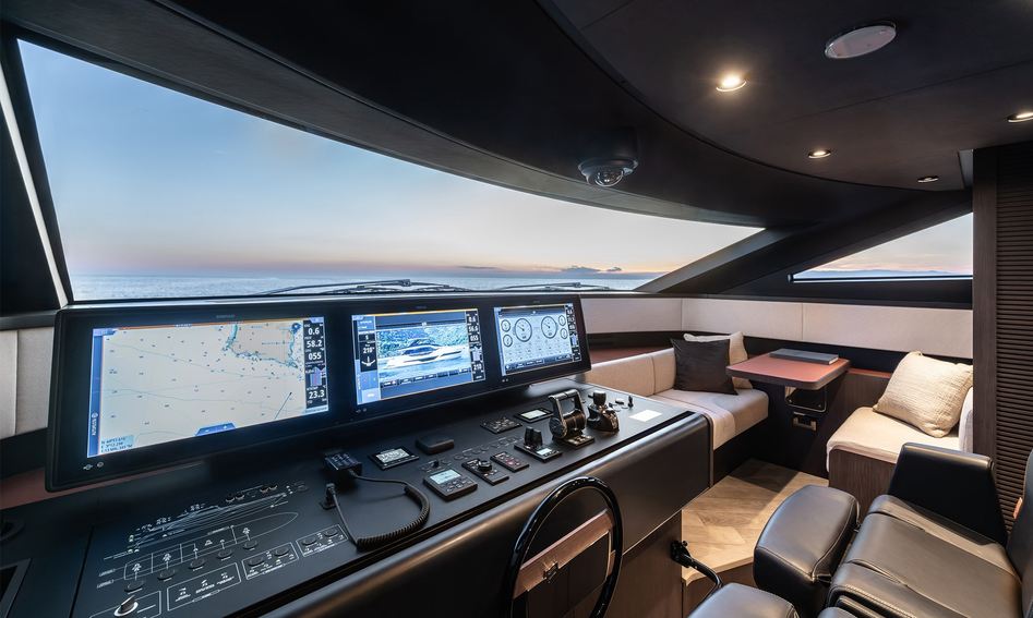 Ferretti 800 Gen 2, Helm Station