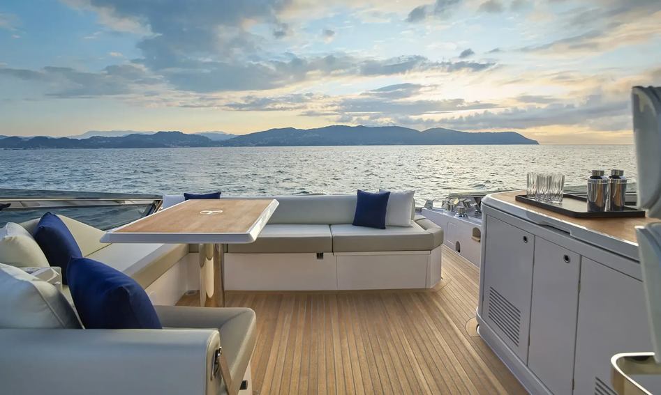 Itama 54, Deck Area