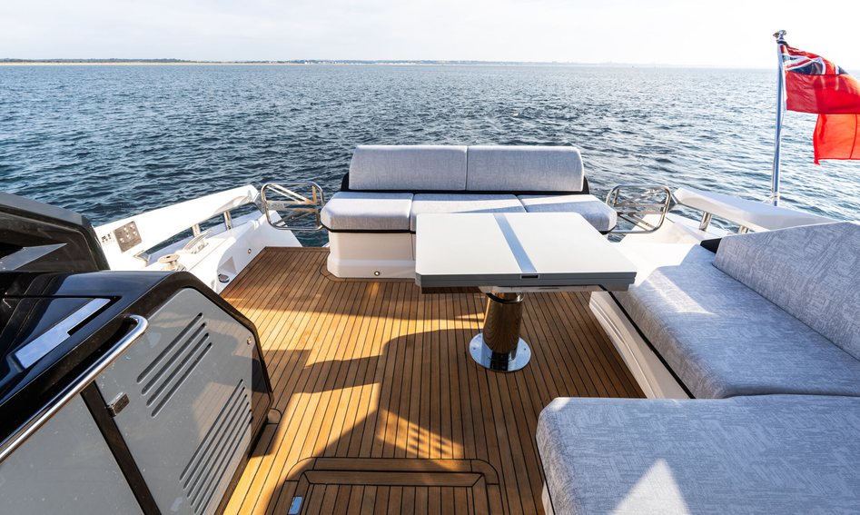 Sunseeker Predator 55 Mk2, Deck Area