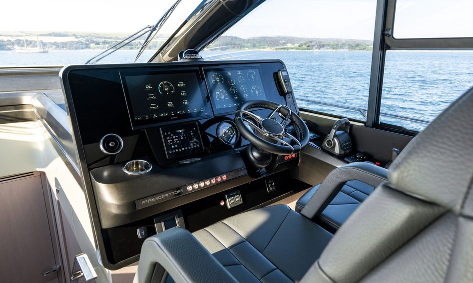 Sunseeker Predator 55 Mk2, Helm Station