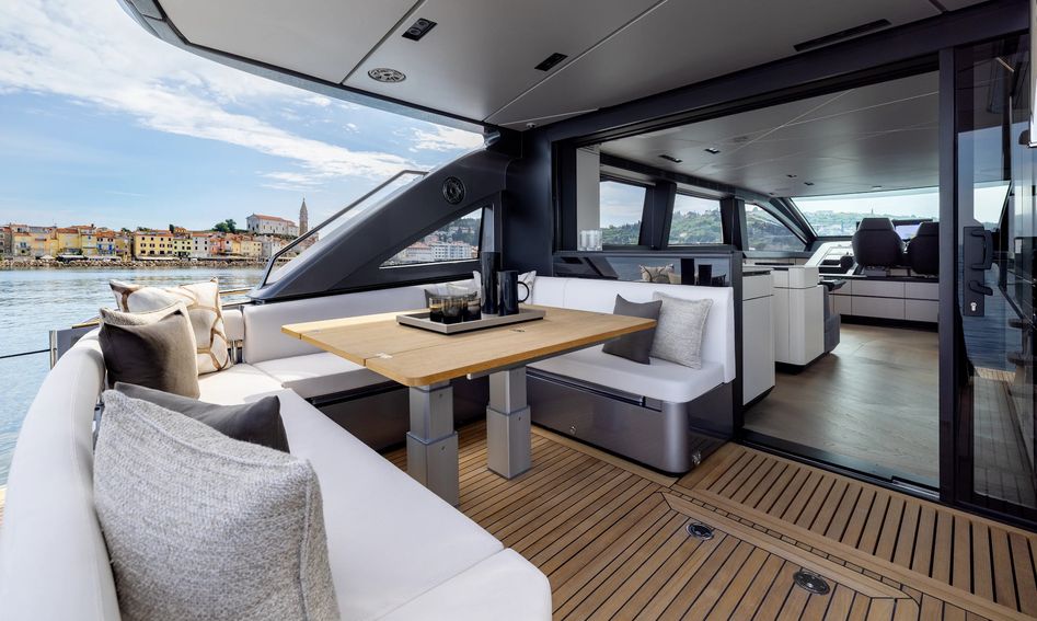 Pershing GTX70, Deck Area