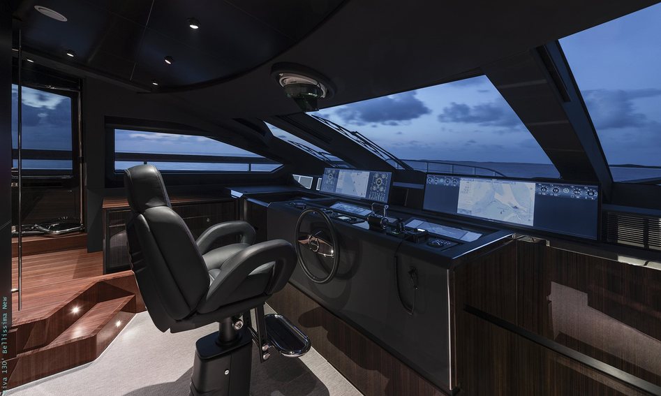 Riva 130 Bellissima, Helm Station