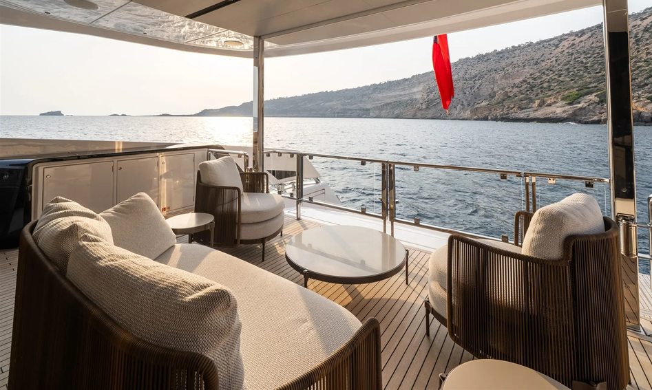 Sunseeker 82 Ocean , Deck Area