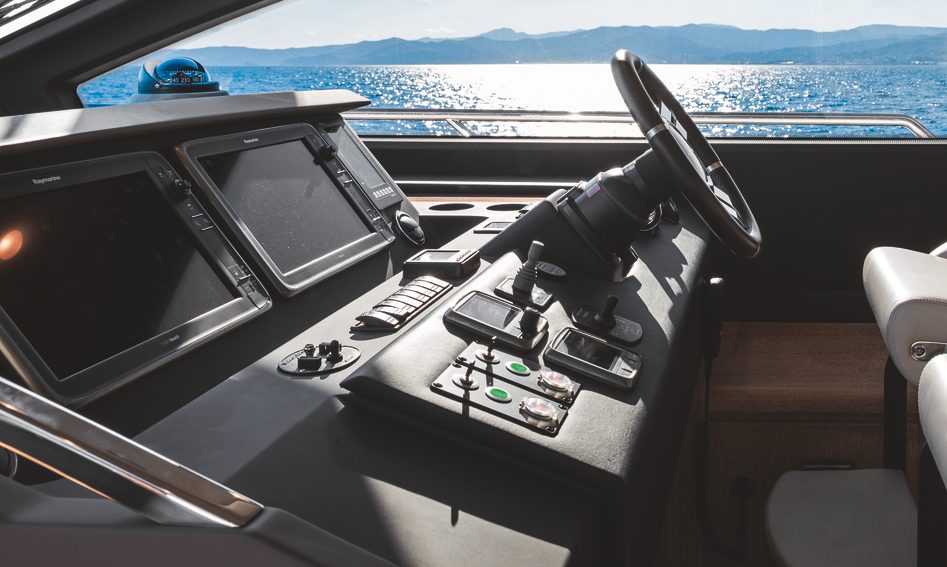 Azimut 72 Gen 1, Helm Station