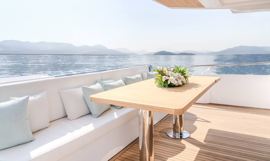 Gulf Craft Majesty 65 , Deck Area