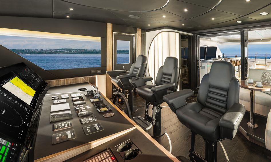 Horizon FD100 Skyline, Helm Station